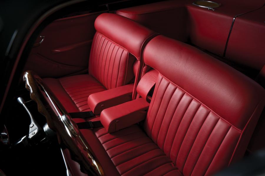 Интерьер Cunningham C-3 Continental Coupe 1953 года  (фото 40 из 41)